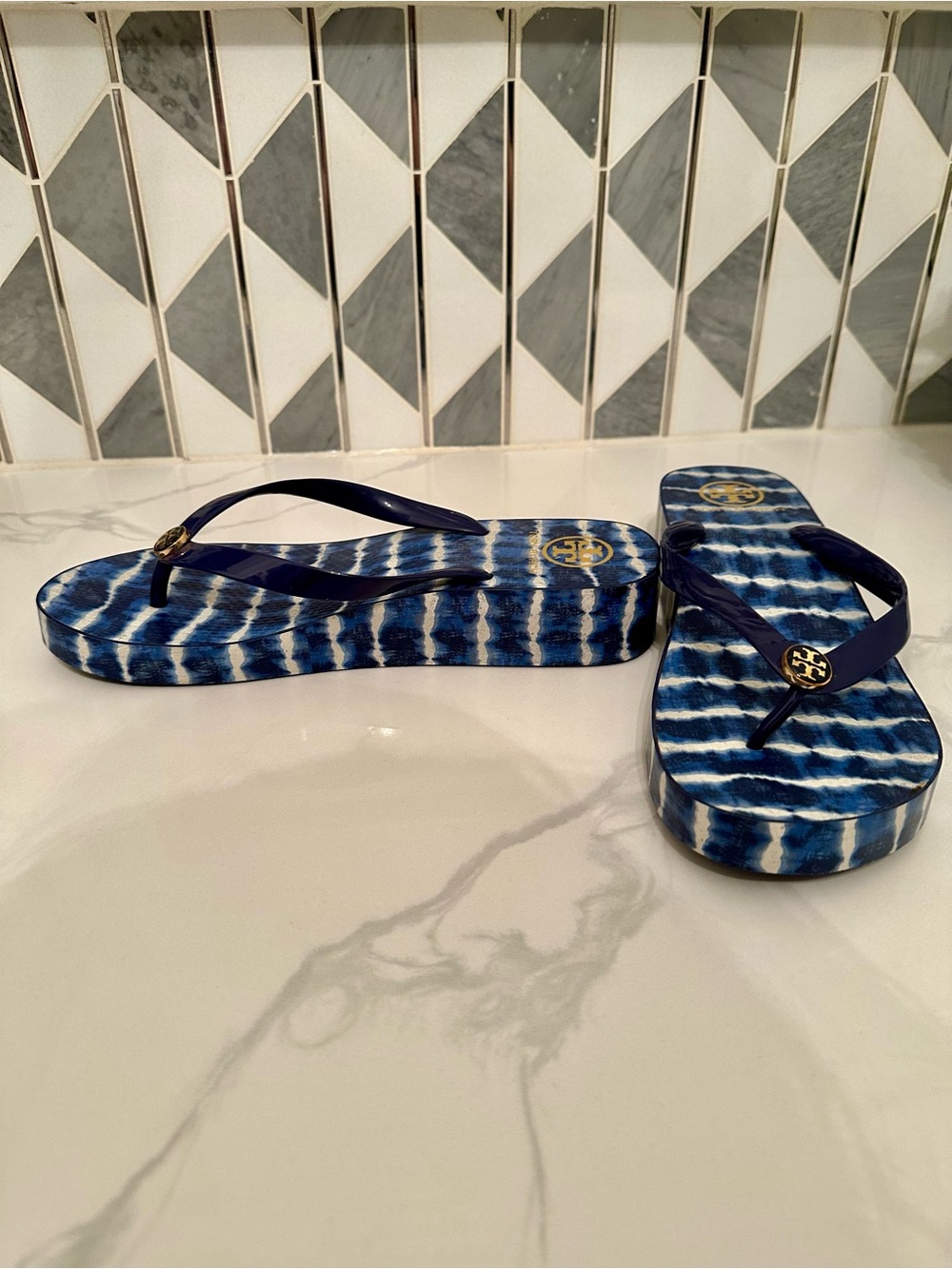 NWOT Tory Burch Blue Tie Dye Wedge Flip Flops- Size 11 - Picture 6 of 9